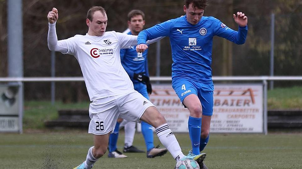 Duell im Mittelfeld: Gimbsheims Daniel Gawlik (weiß) behauptet den Ball vor dem Schifferstädter Christopher Reichling. 	