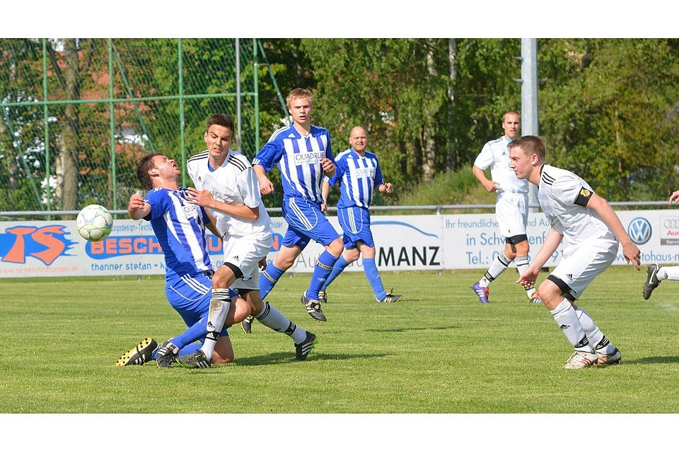 Der 1. FC Schmidgaden (blau-weiß) sicherte sich durch den 3:1-Erfolg gegen die SF Weidenthal-Guteneck (weiß) die ersten drei Punkte. Können die Sportfreunde am Sonntag den FC OVI-Teunz ärgern?   F: Allacher