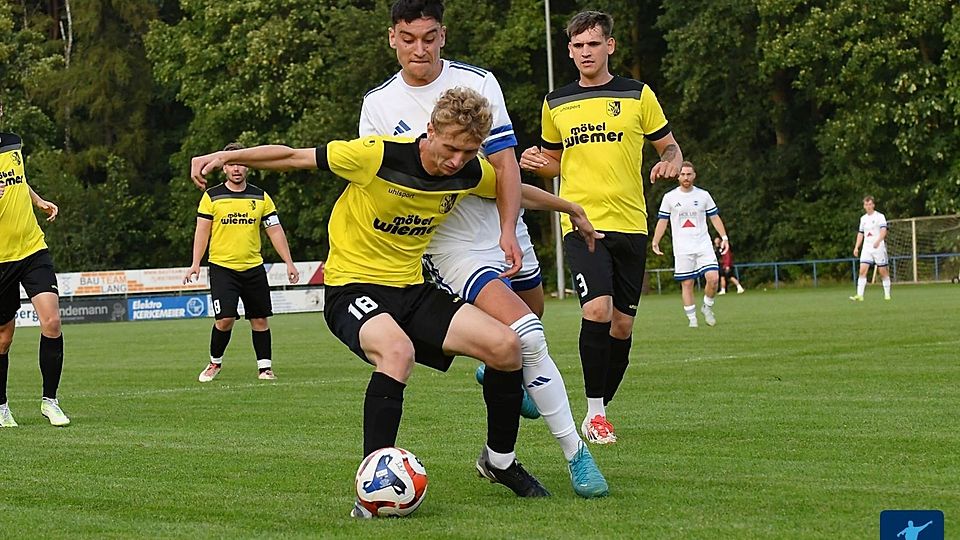 Der SV Hilbeck (in Gelb-Schwarz) feierte am 1. Spieltag bei Viktoria Rietberg einen späten Punktgewinn.