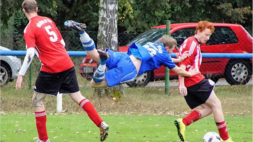 Stopp, halt, nicht aufs Tor: Zwischen dem Müllroser SV (in rot) und dem Kreisligisten Groß Lindow fielen 13 Tore. Foto: Paul Brokowski
