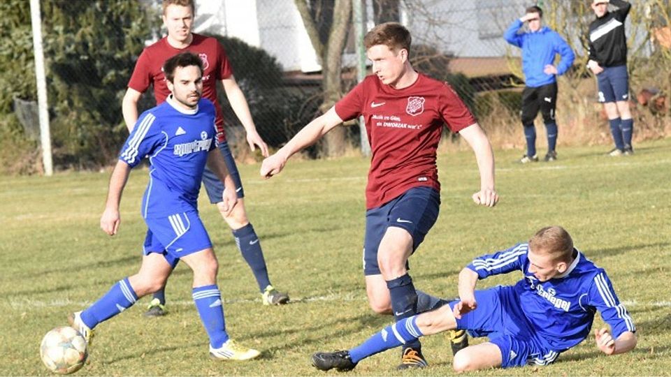 Das Team der SG Lauter sucht weiter nach der rechten Form. Gegen Pilgerzell unterlagen David Fölsing (links) und Co. mit 0:3.  	Foto: Zinn