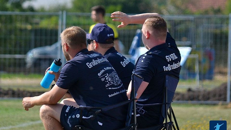 Das Trainerteam des SV Großrudestedt blickt erneut zuversichtlich in Richtung Klassenerhalt. 