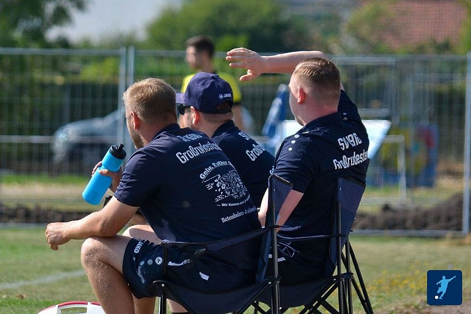 Das Trainerteam des SV Großrudestedt blickt erneut zuversichtlich in Richtung Klassenerhalt. 