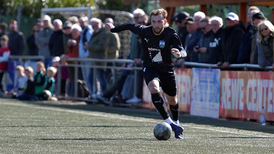 Schon lange war es am Galgen nicht mehr so voll: 160 Zahlende sahen den 1:0-Sieg des FC Starkenburgia Heppenheim (Astrit Kryeziu) im Spitzenspiel der Fußball-A-Liga gegen den TSV Aschbach. 	Foto: Dagmar Jährling