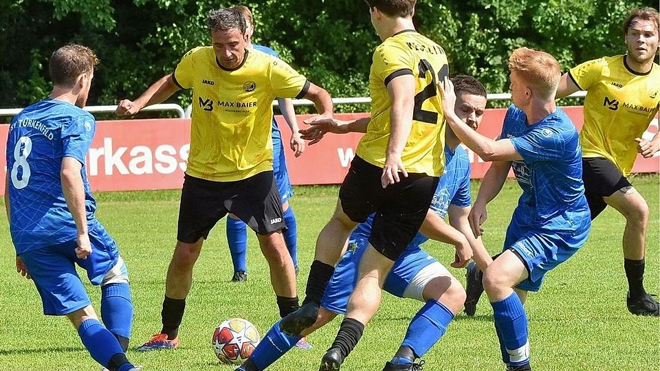Der TSV Türkenfeld (in Blau) im Spiel gegen den SC Weßling.