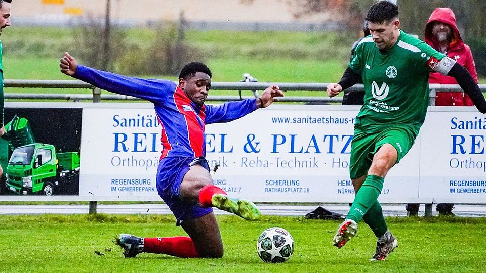 Aufatmen beim FC Thalmassing nach längerer Durstrecke: Die Roosters (links) kämpften sich in Ramspau nach Rückstand zum Sieg.