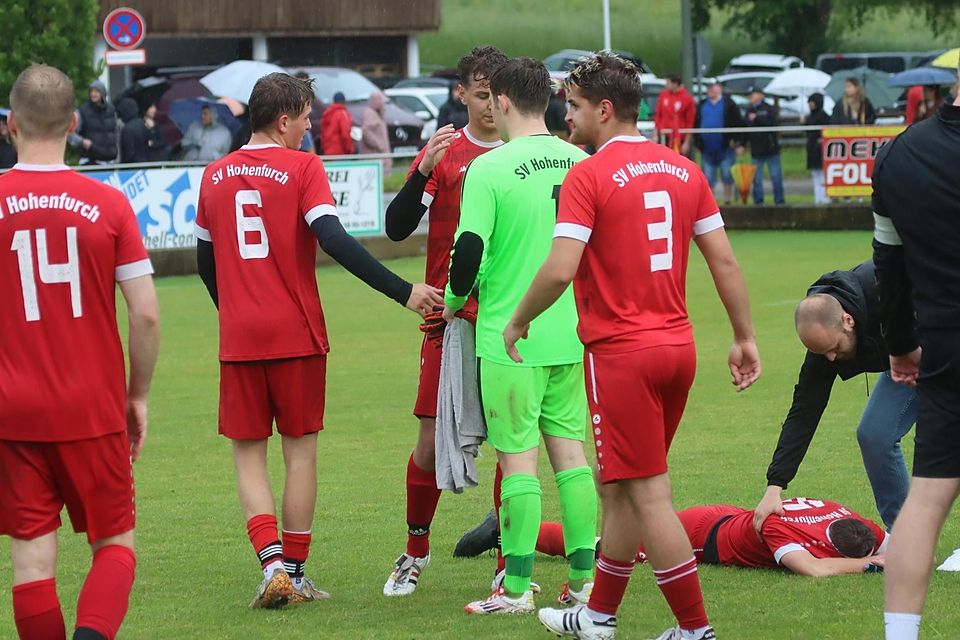 Fußball Saison 2024/25 Kreisliga Relegation Enttäuschte Spieler bei Absteiger SV Hohenfurch nach der Niederlage beim TSV Burggen/Bernbeuren am 8. Juni 2025. Fußball Saison 2024/25 Kreisliga Relegation Enttäuschte Spieler bei Absteiger SV Hohenfurch nach der Niederlage beim TSV Burggen/Bernbeuren am 8. Juni 2025.