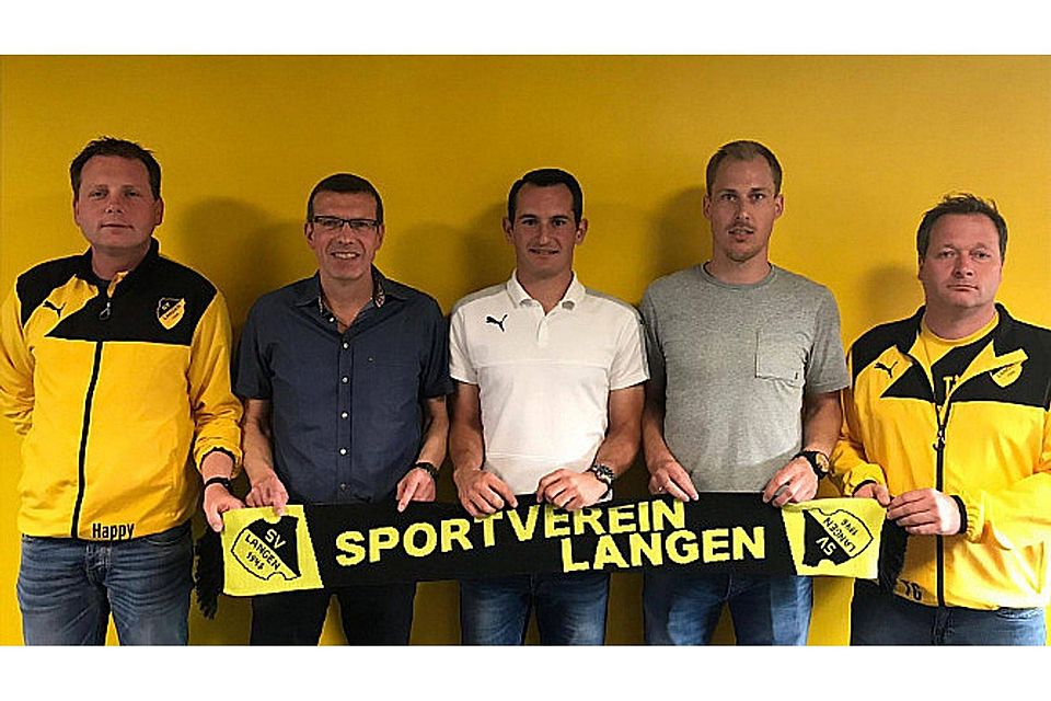 Einigten sich: Johnny Bojer (2.v.l.) und der SV Langen. Foto: SV Langen