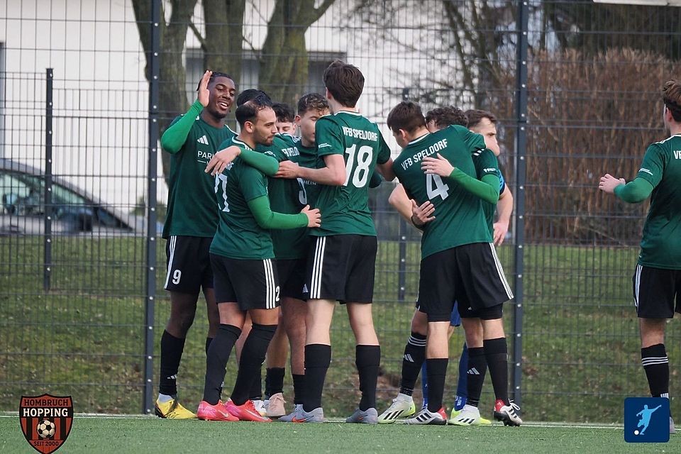 Der VfB Speldorf feiert den Sieg gegen Schönebeck.