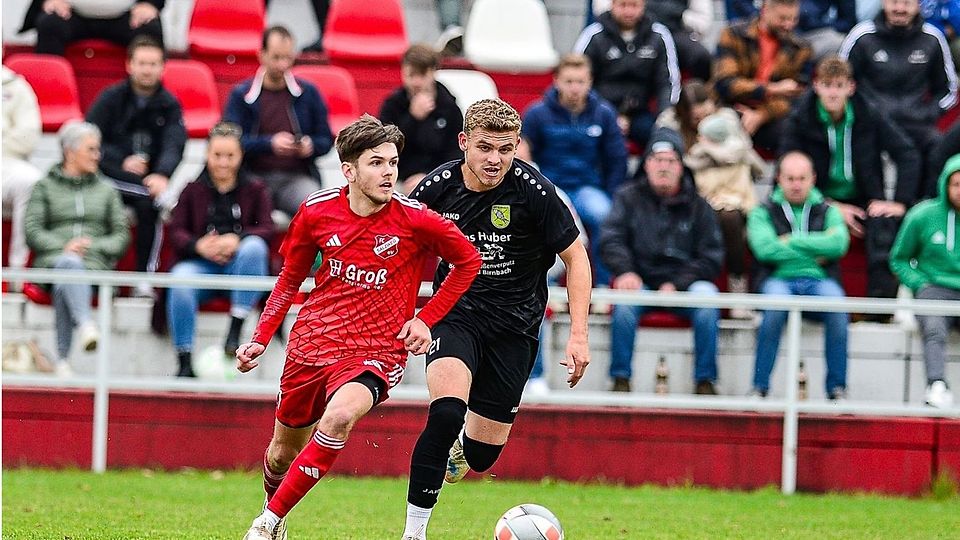 Ein Kopf-an-Kopf-Rennen an der Spitze liefern sich bislang der FC Salzweg (in rot) und der TSV Karpfham. 
