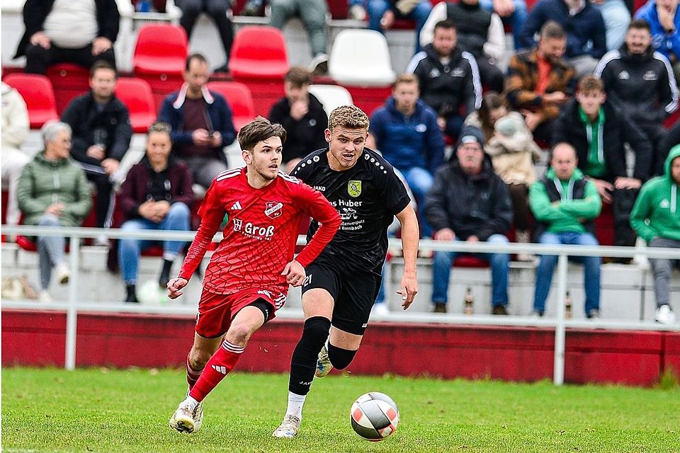Ein Kopf-an-Kopf-Rennen an der Spitze liefern sich bislang der FC Salzweg (in rot) und der TSV Karpfham. 