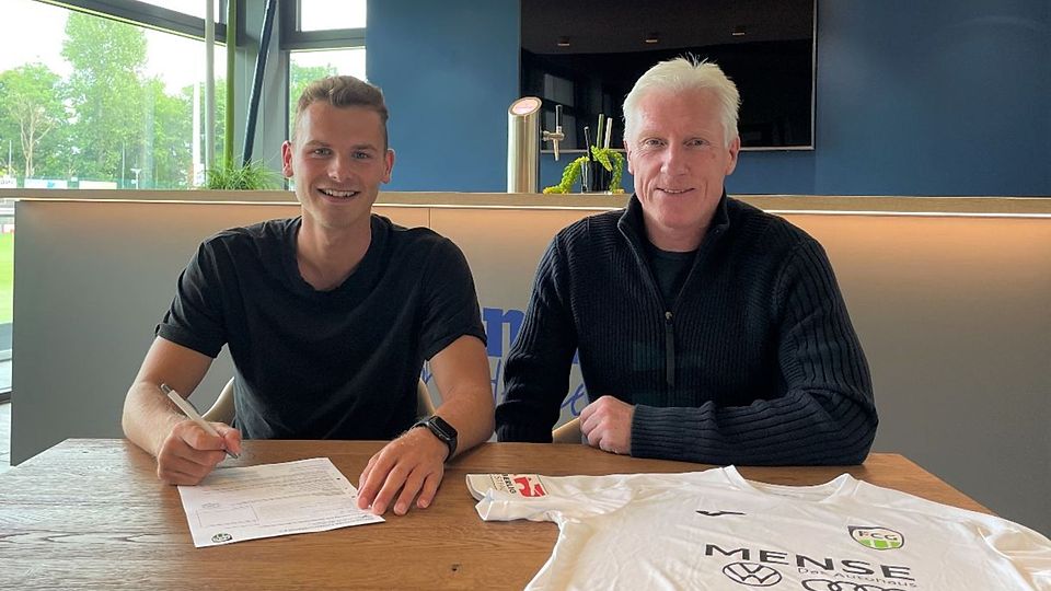 Janik Steringer unterschreibt beim FC Gütersloh.