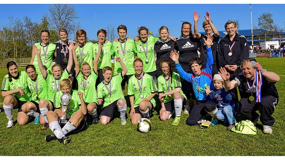 Kreispokal-Sieger: Die Fußball-Frauen der SG Ladelund-Achtrup-Leck feierten überschwänglich  ihren Überraschungserfolg gegen den Abonnementsieger Frisia.Foto: pu