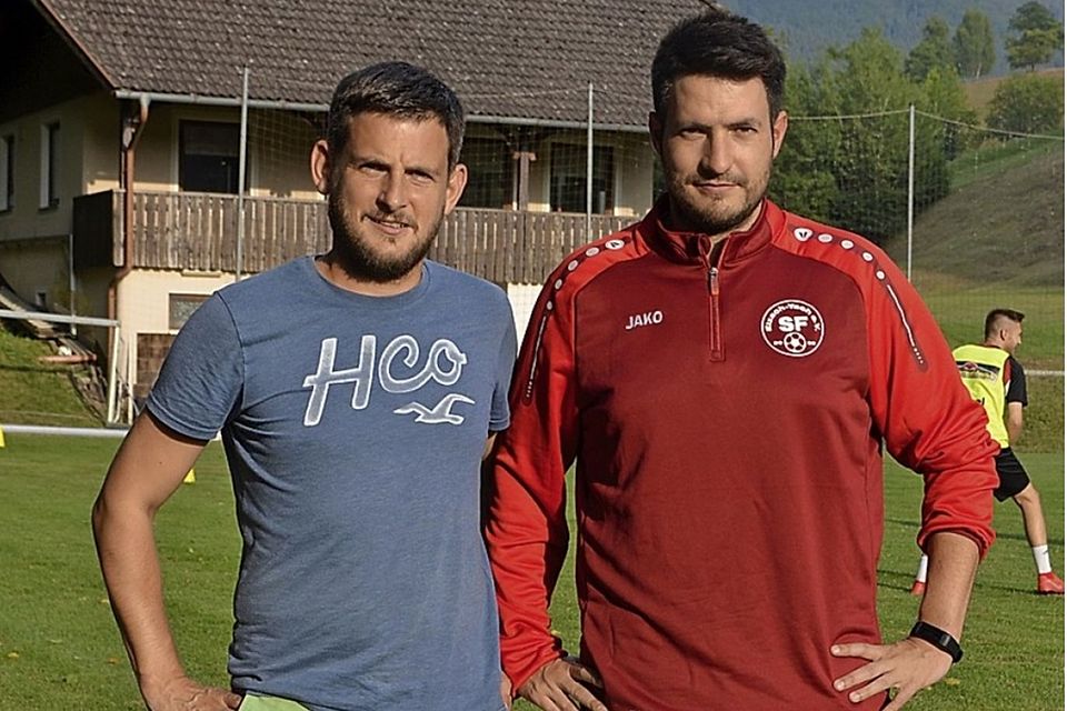 Führen die Zusammenarbeit auch über den Sommer hinaus fort. Florian Schätzle (links) von den Sportfreunden mit SF-Trainer Marco Dufner.