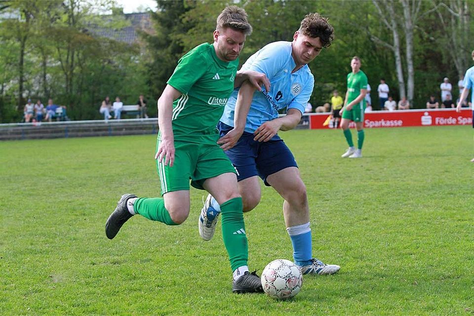 Maximilian Bormann (li., Gremersdorf) im Zweikampf gegen Laurits Stengel (Suchsdorfer SV).