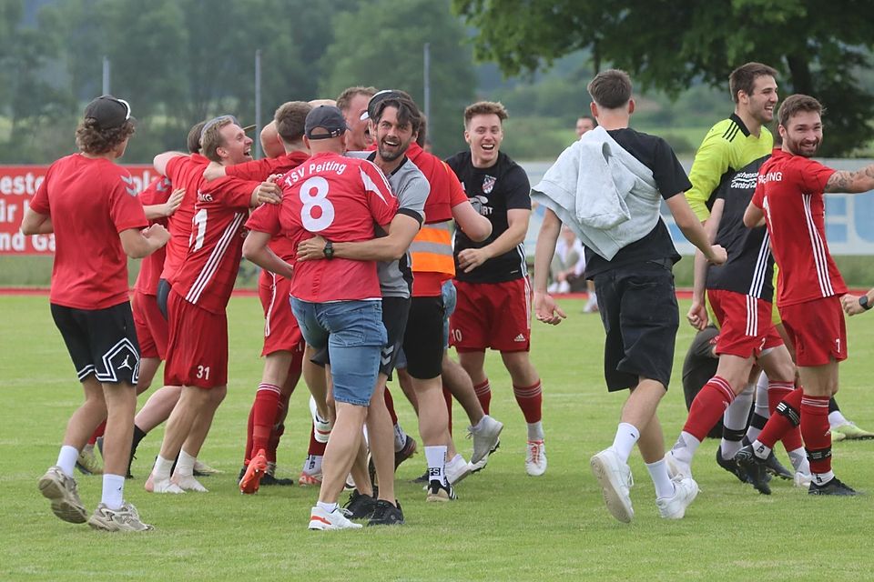 Peitings Spieler bejubeln den 2:1-Sieg gegen Lohhof.