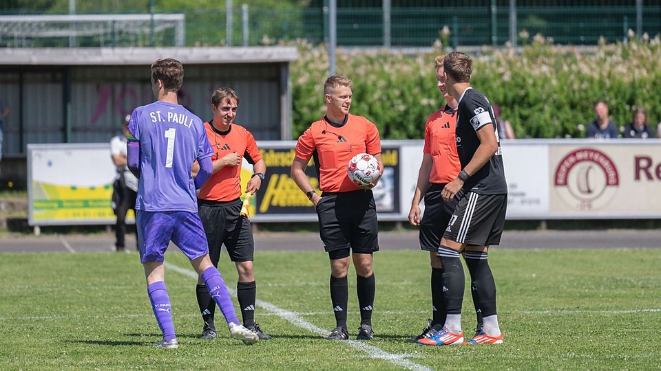 Florian Lisiak hier mit dem Spielball beim Testspiel Heider SV – FC St. Pauli II ©
