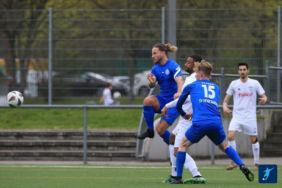 Marcel Mappes (mitte, in blau) avancierte gegen den FSV Saulheim mit einem Doppelpack zum Matchwinner. 