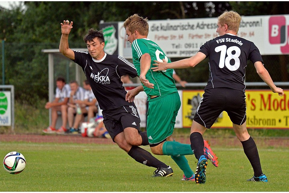 Im Derby gegen den FSV Stadeln konnten die Spieler des ASV Veitsbronn (in grün) ihre Chancen nicht nutzen. Foto: Horst Linke