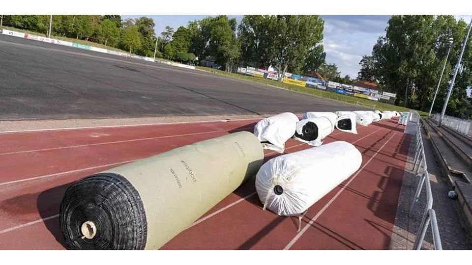 Noch ist der neue Kunstrasen eingerollt und verpackt. Der Gonsenheimer Sportplatz wird schon seit längerer Zeit renoviert.