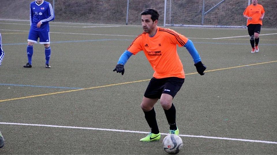 Will mit seinem Team raus aus dem Tabellenkeller: Bretzenheims Taner Köken (am Ball). (Foto: Marcel Fennel)