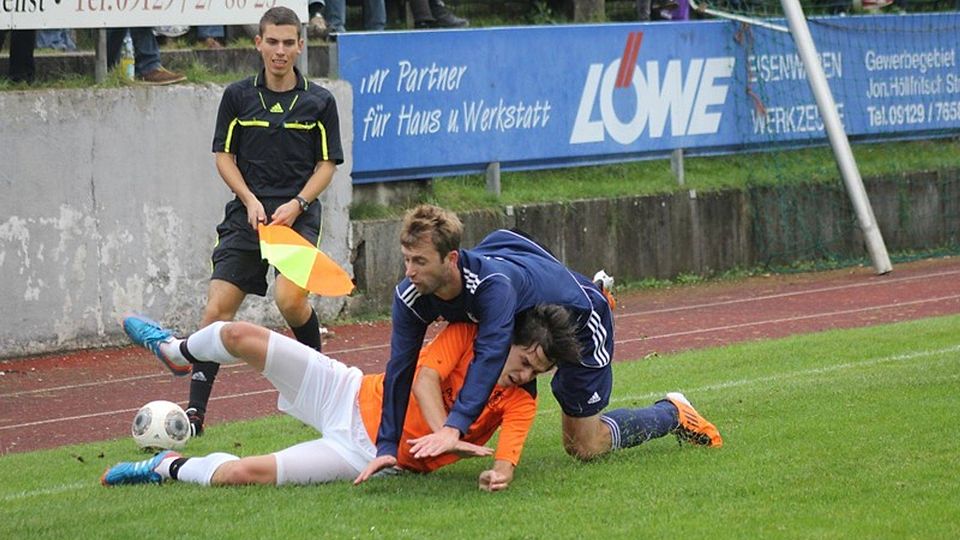Der TSV Wendelstein (in Orange) überraschte mit einem 3:1-Sieg gegen Lauterhofen. Beim Lokalrivalen FV hängt dagegen der Haussegen schief. F: Daniel Reif