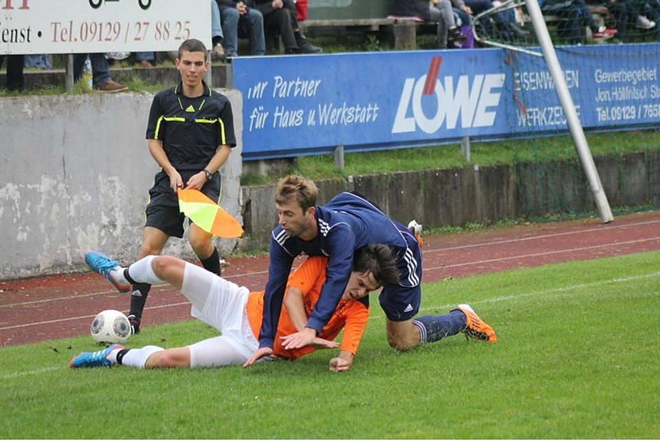 Der TSV Wendelstein (in Orange) überraschte mit einem 3:1-Sieg gegen Lauterhofen. Beim Lokalrivalen FV hängt dagegen der Haussegen schief. F: Daniel Reif