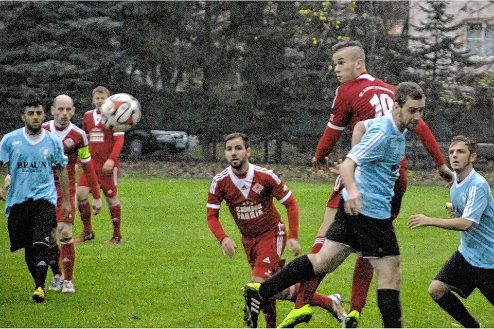 Ausbaufähig: Die Boizenburger (in Rot, hier Jonas Swenson beim Kopfball) feierten mit dem 3:0 gegen den FC Pommern Stralsund ihren bisher einzigen Verbandsliga-Heimsieg.willmann