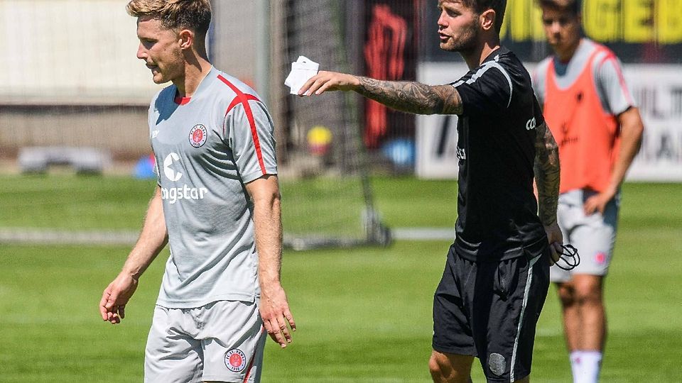 Fabian Hürzeler (re.) übernimmt den FC St. Pauli rund um Johannes Eggestein (l.) zur Rückrunde