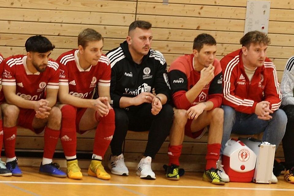Egzon Gervalla (Mitte) trainiert auch in der kommenden Saison den SV Brackel 06.