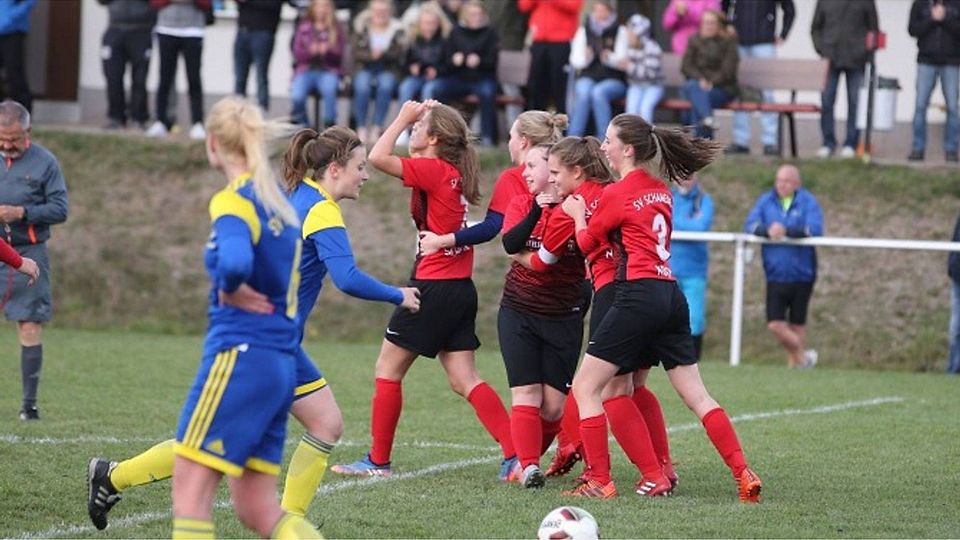 So jubelten die Spielerinnen des SV Schameder nach ihrem 5:4-Siegtreffer gegen den SV Oesbern.	Foto: fw