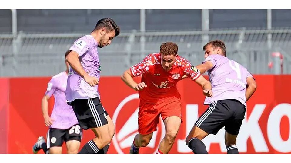 Er setzt sich auch am Bruchweg durch: Fabio Moreno Fell (rotes Trikot) hat nach seinem Wechsel vom TSV Gau-Odernheim bereits vier Regionalliga-Tore für die U23 von Mainz 05 erzielt.