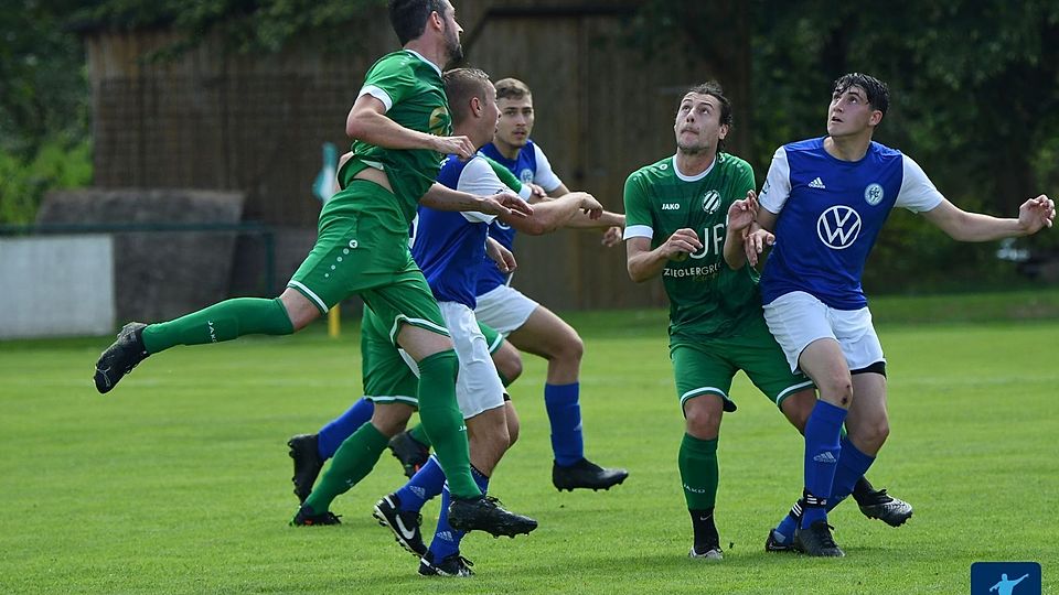 Kann der neue Trainer Eugenio Wild dem SV Kohlberg (in Grün) auf die Kürze der Zeit schon so viele neue Impulse geben, damit dieser dem FC Tremmersdorf (in Blau-Weiß) Zählbares abknöpft?