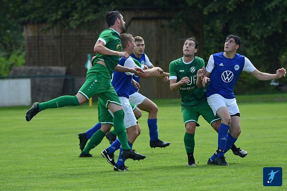 Kann der neue Trainer Eugenio Wild dem SV Kohlberg (in Grün) auf die Kürze der Zeit schon so viele neue Impulse geben, damit dieser dem FC Tremmersdorf (in Blau-Weiß) Zählbares abknöpft? Kann der neue Trainer Eugenio Wild dem SV Kohlberg (in Grün) auf die Kürze der Zeit schon so viele neue Impulse geben, damit dieser dem FC Tremmersdorf (in Blau-Weiß) Zählbares abknöpft?