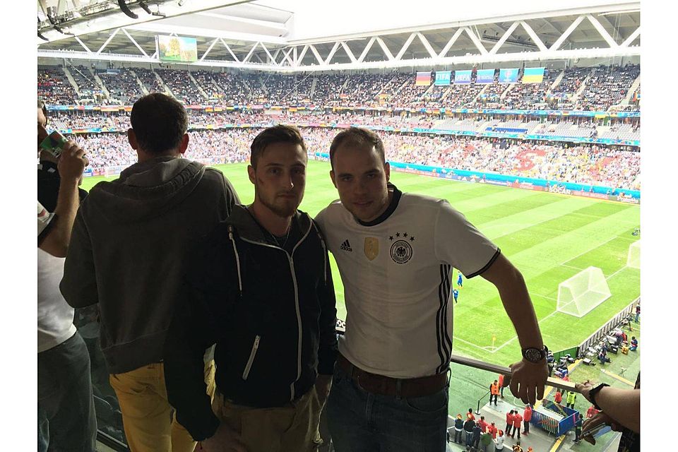 Daniel Bartelmeß (rechts) und Patrick Kirsch im Stade Pierre-Mauroy. Das Deutschland-Trikot hat Bartelmeß in weiser Voraussicht mit eingepackt.