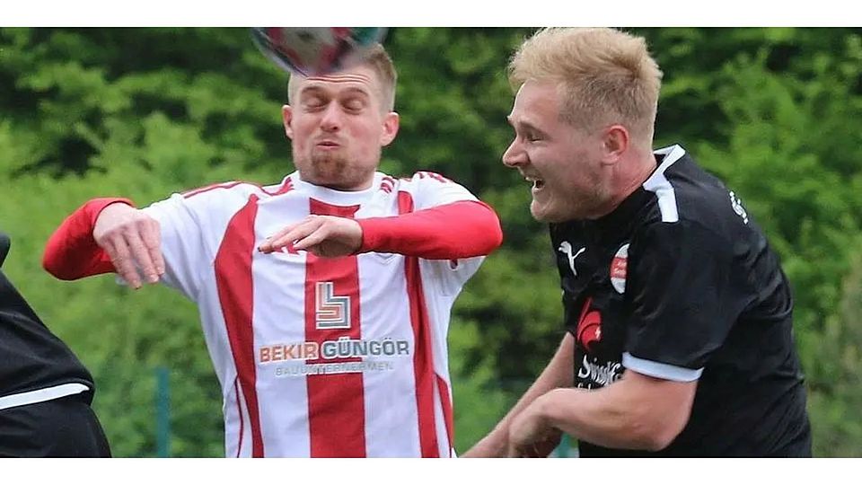 „Augen zu und durch“, könnte das Motto für Jesaja Schmitz (r.) und den SSV Sechshelden vor seinen entscheidenden Spielen in Bicken und gegen Dietzhölztal lauten. Im Optimalfall würde seine Mannschaft dann in der Relegationsrunde um einen Platz in der Gruppenliga spielen. Marcel Merkardt (l.) und die SG Seelbach/Scheld haben den Klassenerhalt bereits sicher, könnten aber noch Kreispokalsieger werden. © Sven Jessen