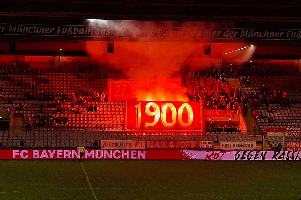 Die Bayern-Fans brannten auch gegen Hankofen Pyrotechnik ab.