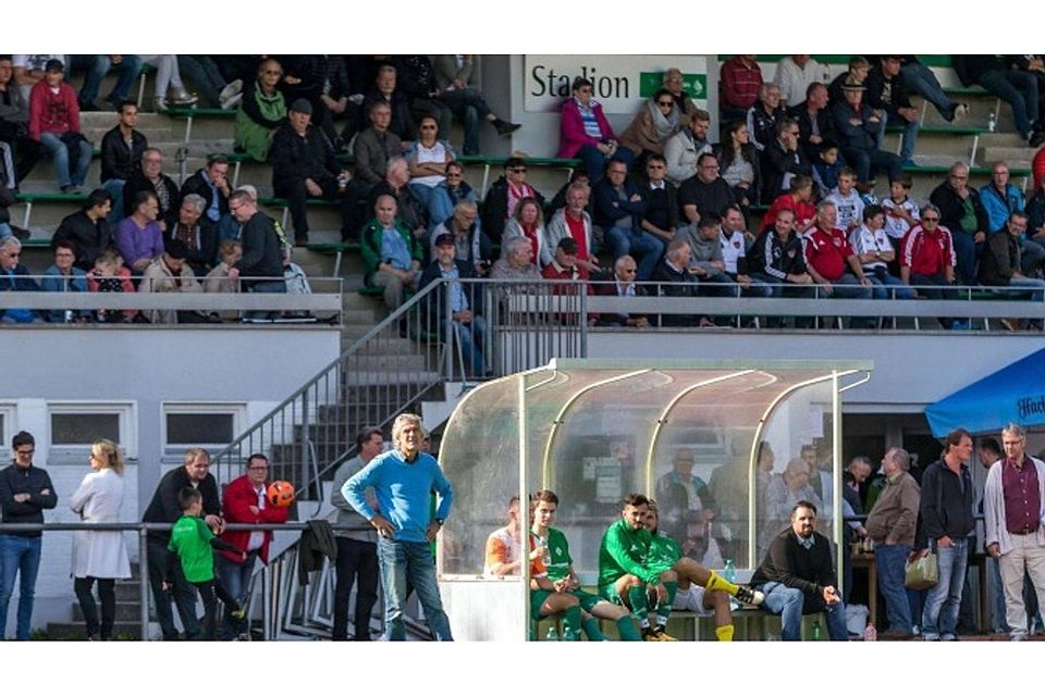 Zuschauerinteresse fast wie zu den guten, alten Schwarzwald-Bodensee-Liga-Zeiten: Die Tribüne im Städtischen Stadion ist beim A2-Top-Spiel gut gefüllt. Foto: Christian Flemming