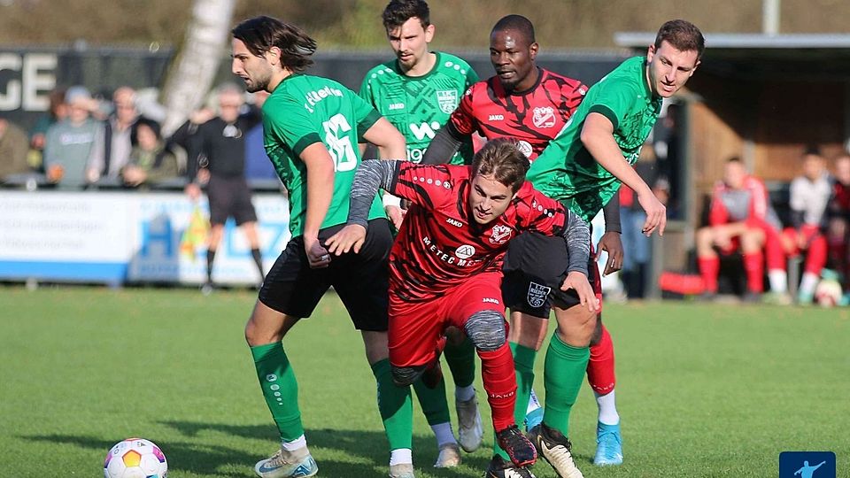 Nach gutem Start setzte beim SV Schmidmühlen (in Rot) ein sportliche Talfahrt ein, deshalb ist man mit dem bisher Gezeigten weniger zufrieden.