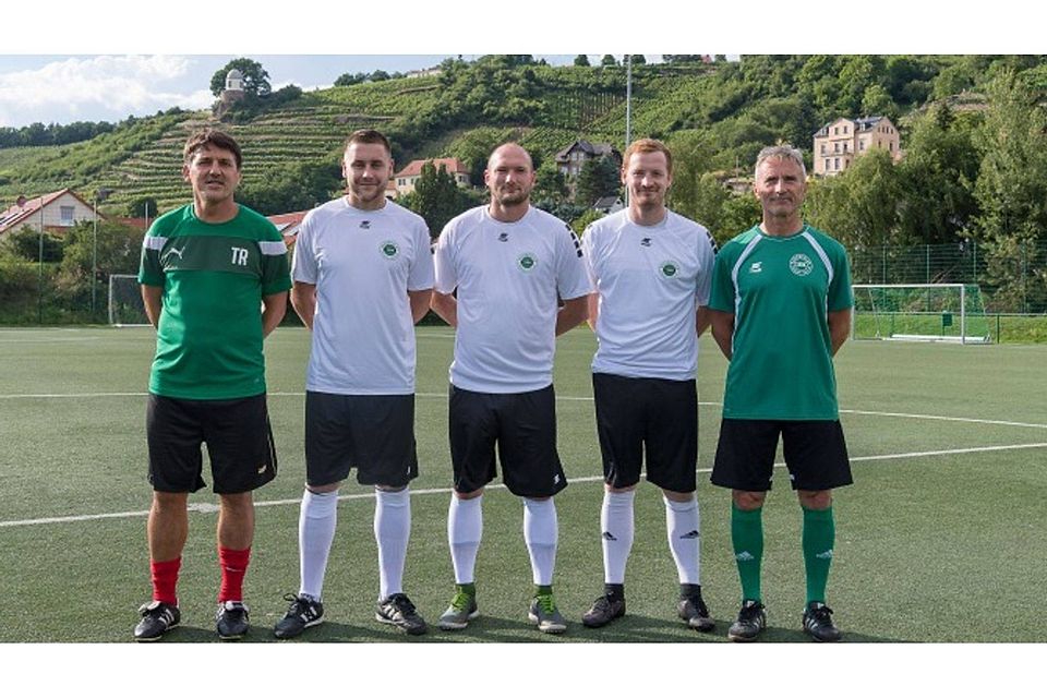 Matthias Müller (rechts) begrüßt seinen neuen Co-Trainer Nikica Maglica und die Neuzugänge Robert Lauterbach, Benno Töppel und Philipp Schramm (von links). © RBC 08 Matthias Müller (rechts) begrüßt seinen neuen Co-Trainer Nikica Maglica und die Neuzugänge Robert Lauterbach, Benno Töppel und Philipp Schramm (von links). © RBC 08