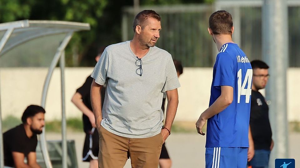 Gerry Huber (Bildmitte) kehrt als Coach der DJK Leiblfing auf die lokale Fußballbühne zurück.