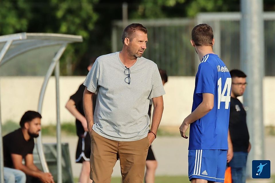 Gerry Huber (Bildmitte) kehrt als Coach der DJK Leiblfing auf die lokale Fußballbühne zurück. Gerry Huber (Bildmitte) kehrt als Coach der DJK Leiblfing auf die lokale Fußballbühne zurück.