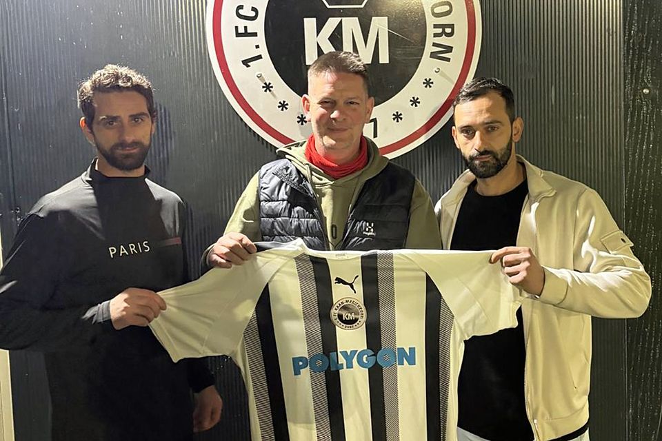 1.FCKM-Vorstandsmitglied Michael Pahl (Mitte) begrüßt Mohammed und Ali Dakouche als neues Trainerteam.