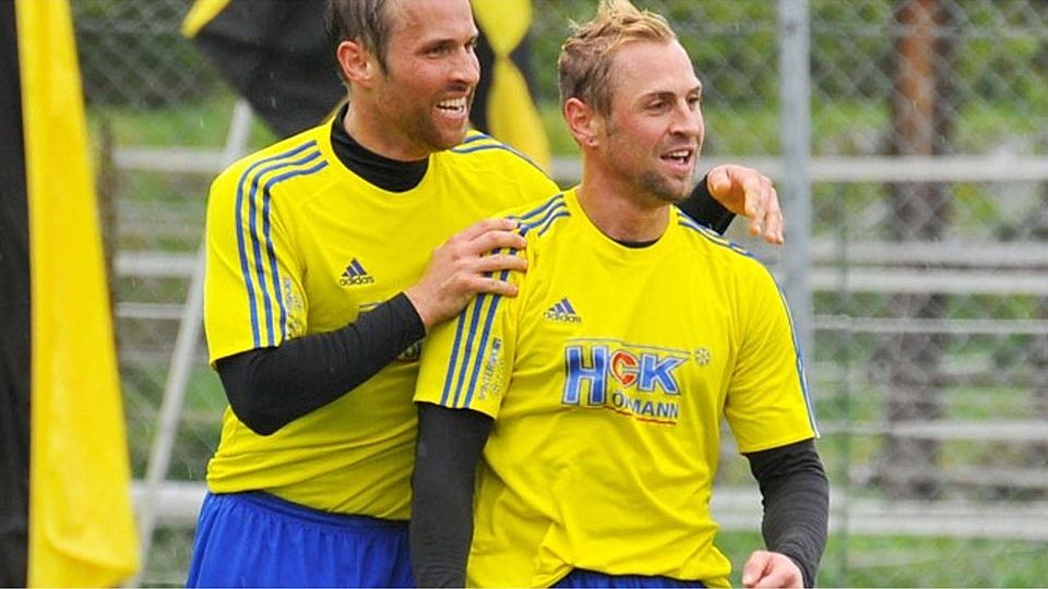 So hätten die Brüder Marco und Gerd Gundacker vom FC Pfaffenhofen-Untere Zusam auch gerne gejubelt, doch stattdessen verloren sie beim FC Mertingen mit 0:1 und steigen in die Kreisklasse ab.   F.: Karl Aumiller