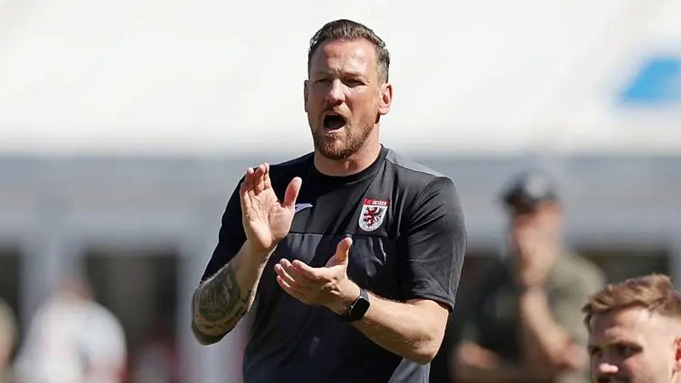 Seit seinem Kreuzbandriss muss sich Michael Fink mit seiner Rolle als reiner Trainer beim Fußball-Regionalligisten FC Gießen abfinden. Seit seinem Kreuzbandriss muss sich Michael Fink mit seiner Rolle als reiner Trainer beim Fußball-Regionalligisten FC Gießen abfinden. © IMAGO/Oliver Vogler