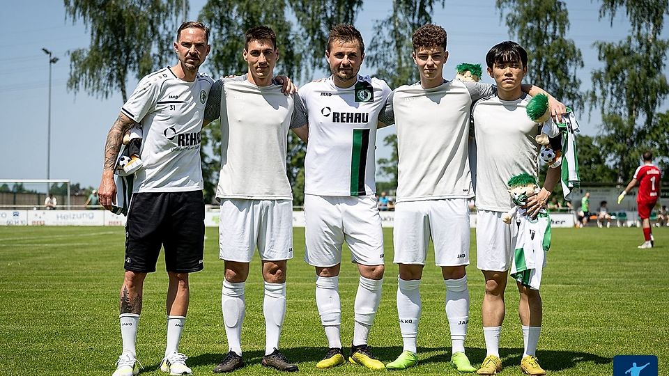 Co-Trainer Thomas Dotterweich (v.l.), Julian Konrad, Christopher Kracun, Paul Massari und Eubeme Um wurden im Rahmen des letzten Spieles verabschiedet.