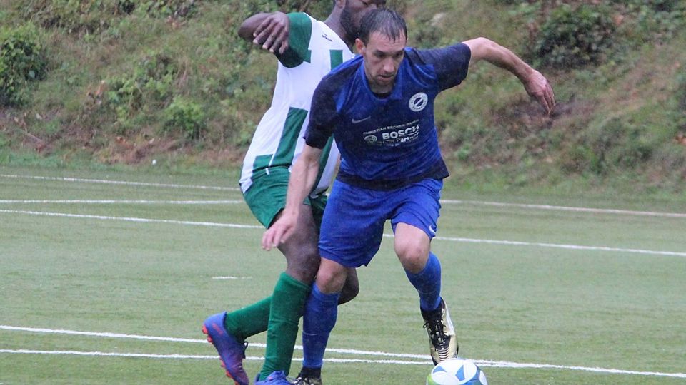 Harte und enge Duelle gab es im Derby reichlich. Hier spürt FCN-Akteur Jost (re.) den Atem Kamdoums (li.)