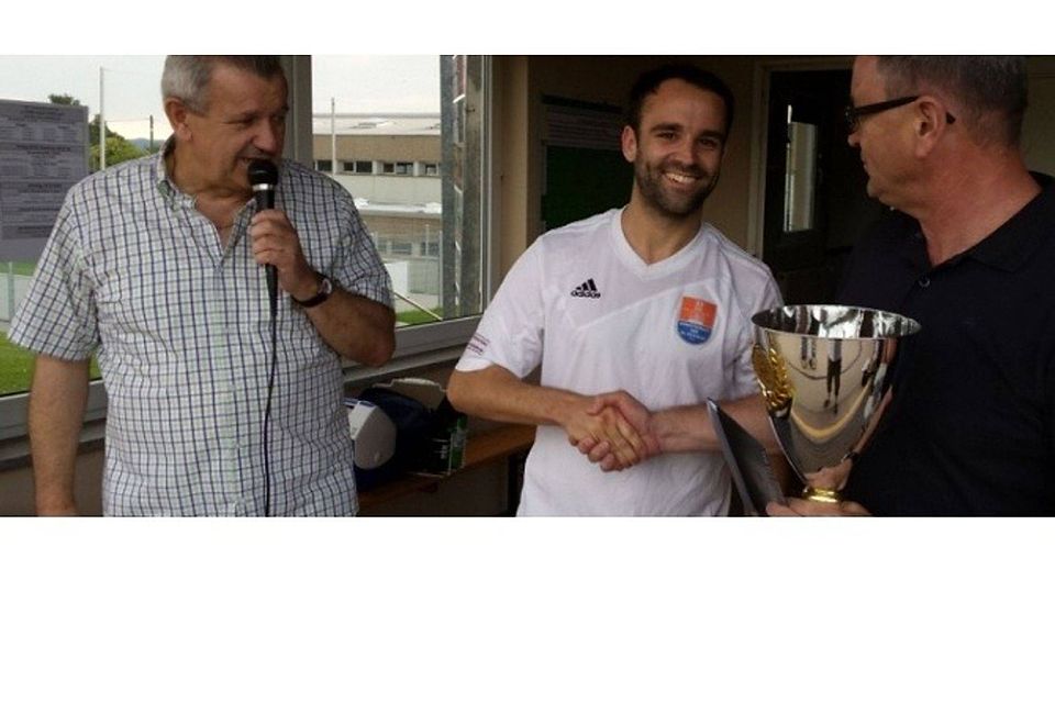 Im Vorjahr gratulierten DJK-Vorsitzender Helmut Hein (l.) und Vize Uwe Pasucha dem DJK-Kapitän Patrick Dres zum Turniersieg. Foto: Arens