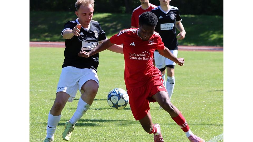der BC Attaching um Saamtou Koussetou (rotes Trikot) und der SC Kirchdorf um Simon Geil