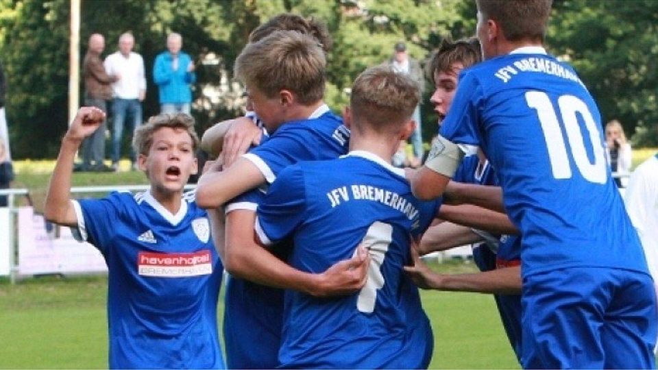 Jubel bei den U15-Kickern des JFV Bremerhaven: Bei Holstein Kiel gelang der zweite Saisonsieg. Ulrich kmu